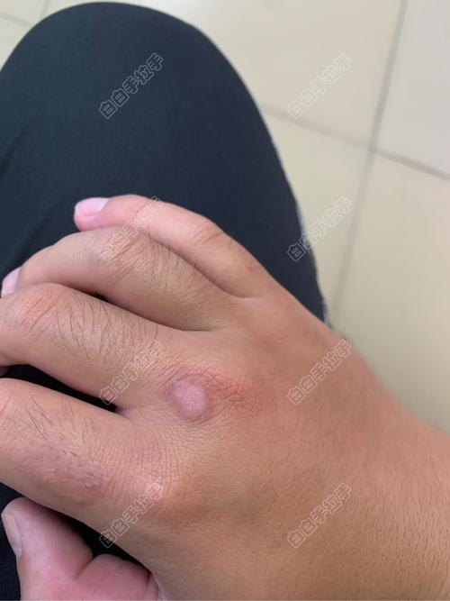 女子商场跪求丈夫买羽绒服被训斥 知情网友透露事情真相 女子商场跪求丈夫买羽绒服被训斥 知情网友透露事情真相